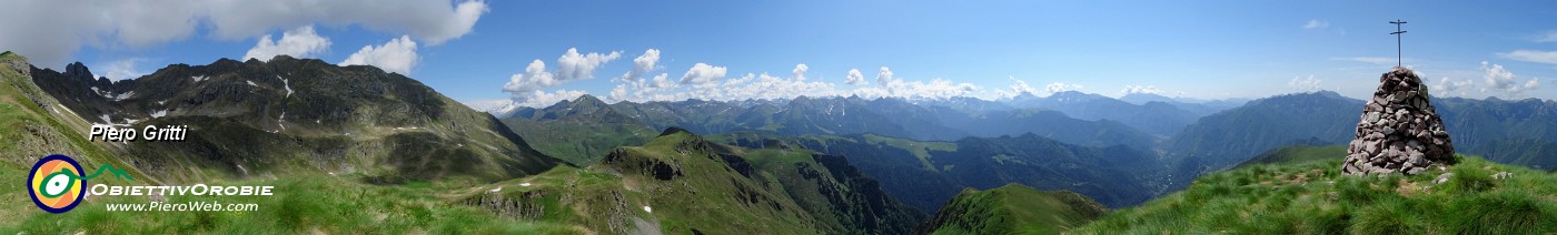 30 Sul sent. 101 il panorama si allarga verso le Alpi Orobie di Valle Brembana.jpg